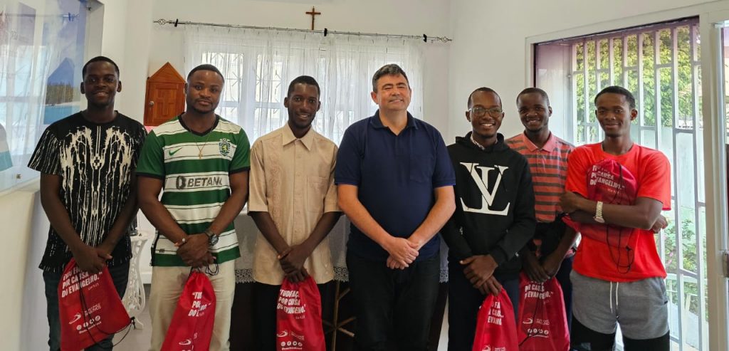 Visita de Pe. Claudiano, Provincial dos Paulinos, a Angola